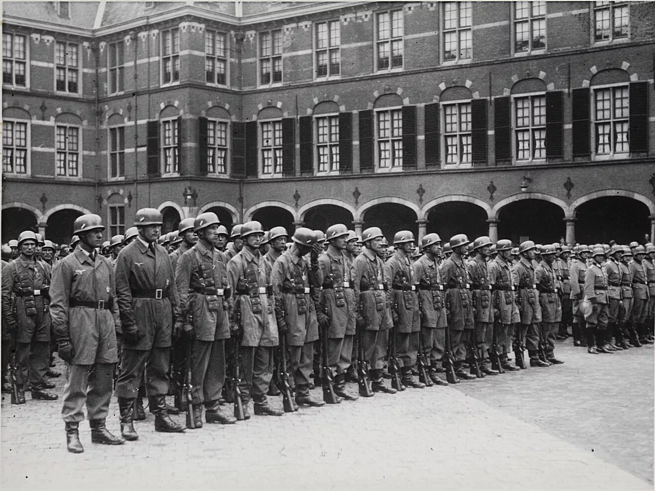 Капитуляция франции во второй. Германские войска в Голландии 1940. Вторжение в Нидерланды 1940. Немецкие войска во Франции 1940. Капитуляция Бельгии 1940.