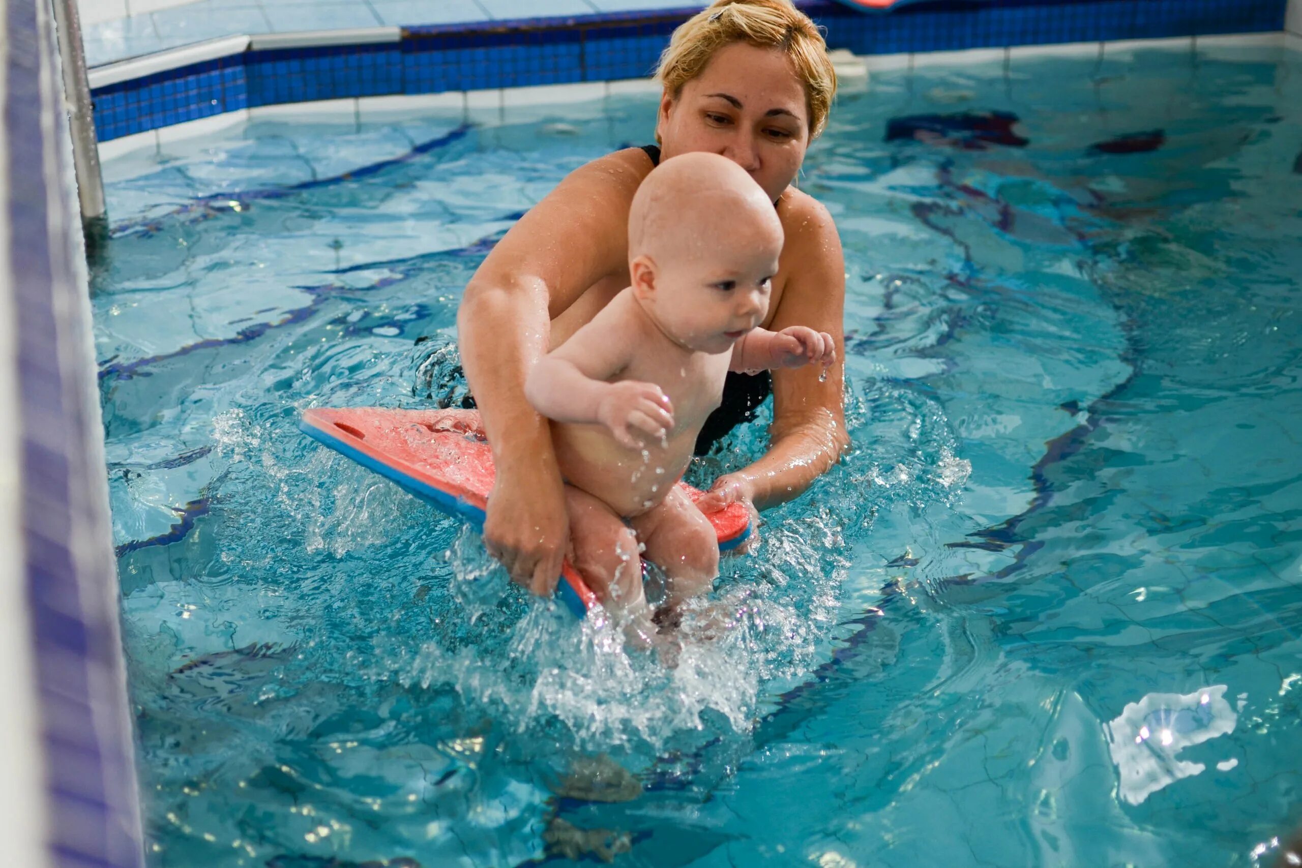 грудничковое плавание лодейное поле. грудничковое плавание мытищи. грудничковое плавание противопоказано. алена бугрова грудничковое плавание. занятия в бассейне с малышом.