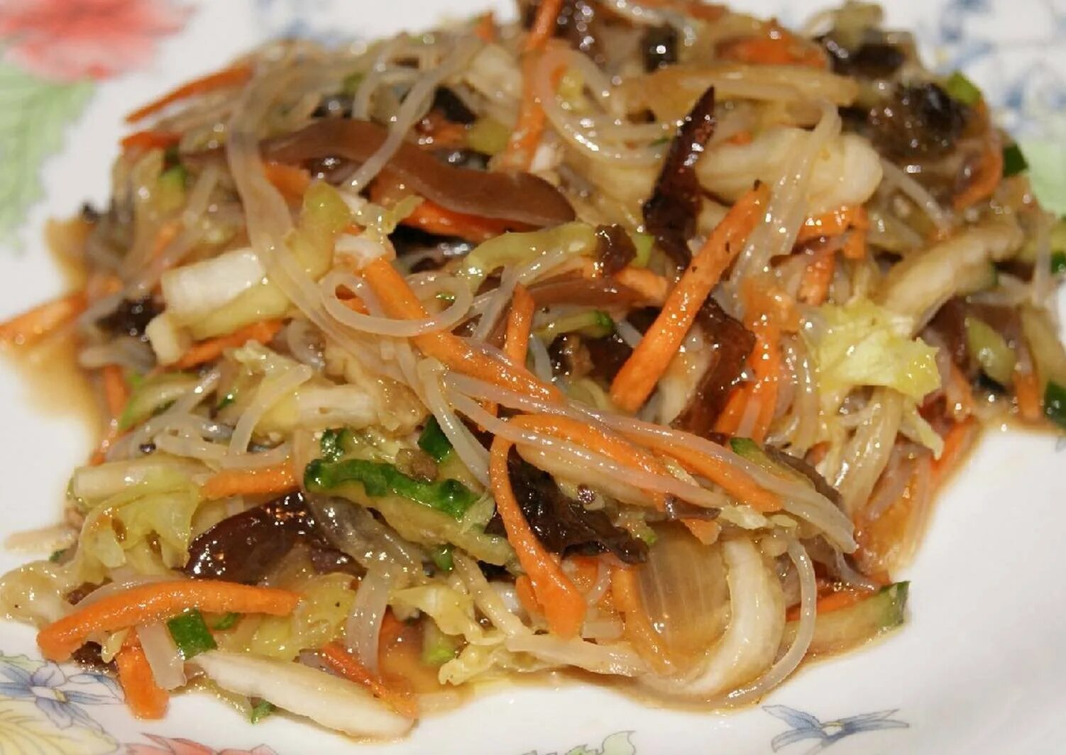 Капуста по корейски с мясом рецепт. Фунчоза с грибами и морковью. Корейский салат с грибами. Корейский салат из капусты. Салат с корейской капустой.