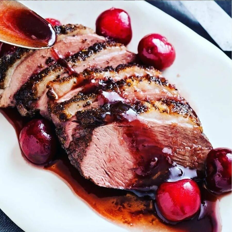 Утиная грудка блюдо. Запеченные утиные грудки. Сочная утиная грудка в духовке. Утиная грудка фламбе. Утиная грудка.