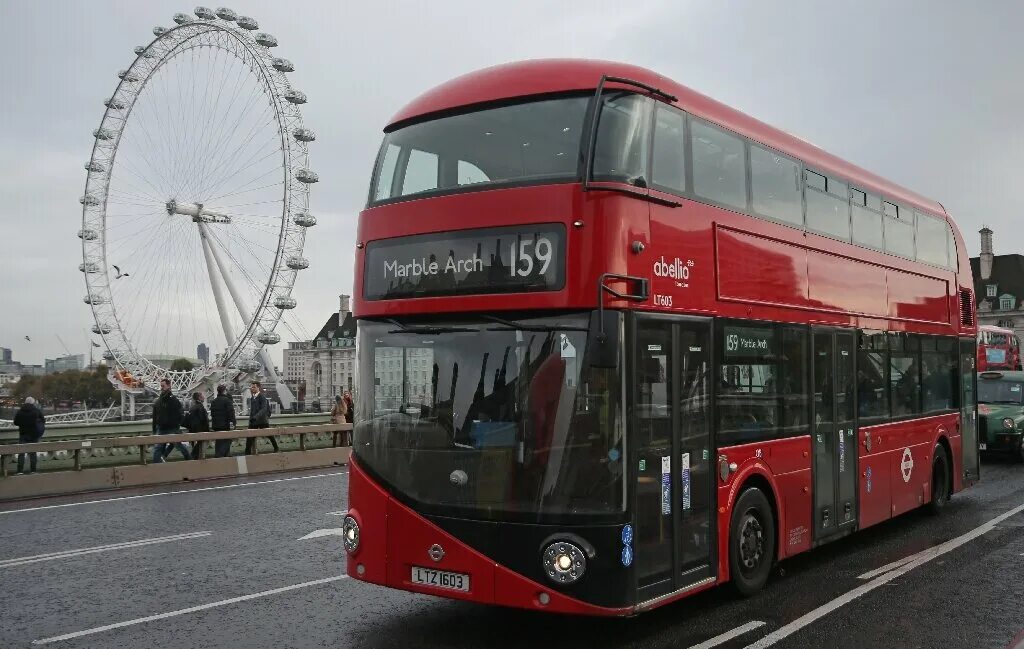 Red bus. London double decker bus. red double decker bus in london. красный двухэтажный автобус в лондоне. знаменитые лондонские двухэтажные автобусы.