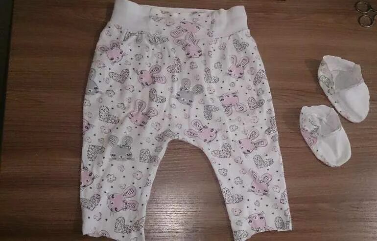 Пижама с капюшоном детская. Гардероб для новорожденных. Детские пижамы для сна. Детские одежды. Пижама детская.