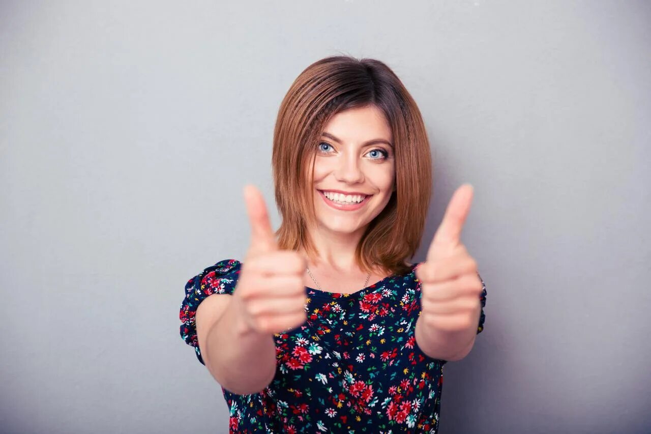 человек показывает класс. радостный мужчина. человек с пальцем вверх. показывает большой палец. довольный человек.