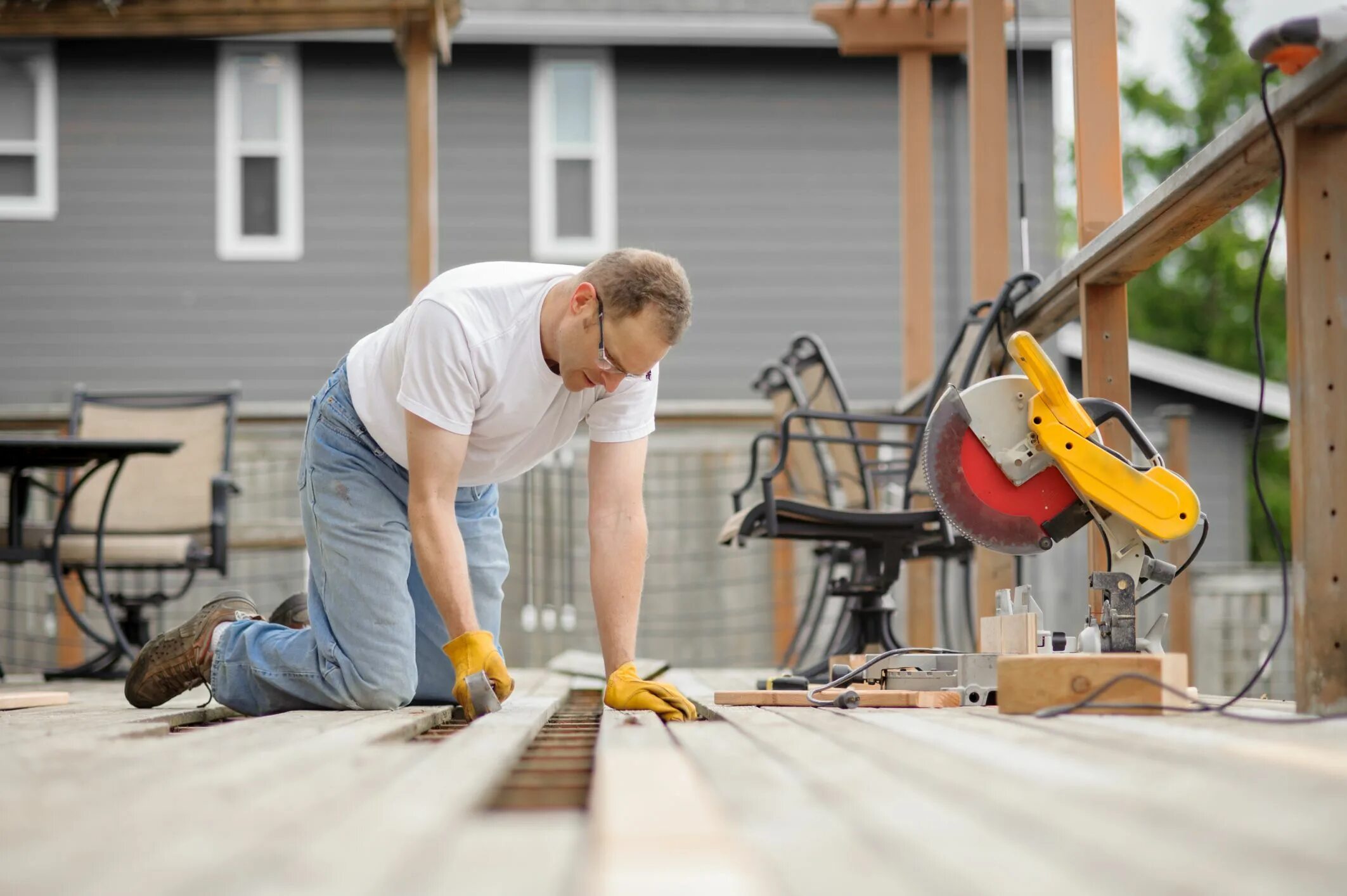 Should be repaired. Красивый Строитель делает полы. Deck для работы с людьми. Deck and Roof Repair. Строитель делает ремонт веранда.