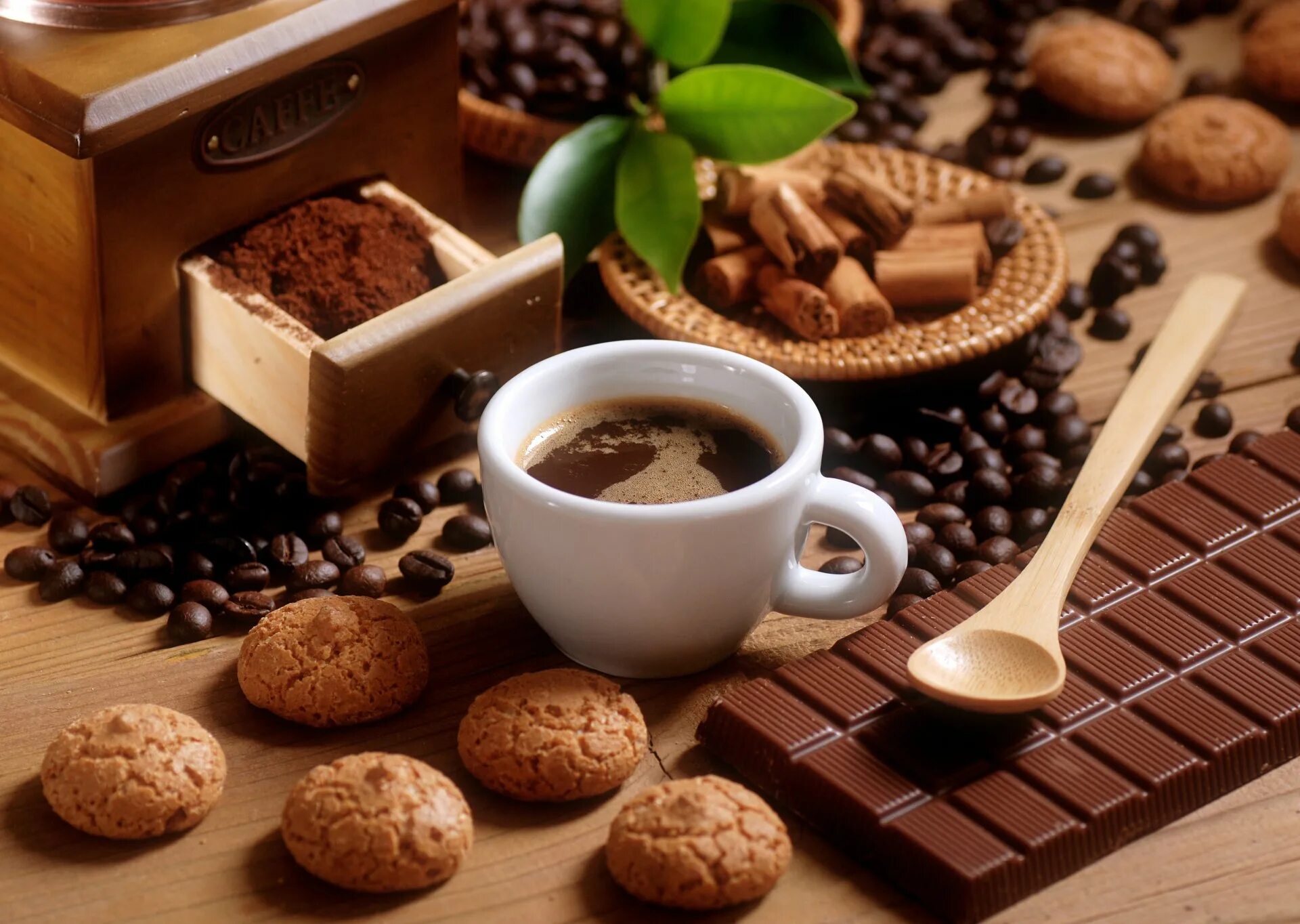 Красивый кофе. Кофе и шоколад. Заставка на рабочий стол кофе. Кофе с конфетами. Coffee i chocolate