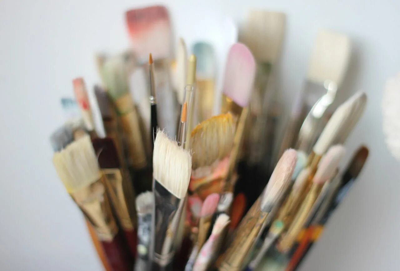 Палитра с красками и кистями. Художественные материалы для живописи. Кисти для рисования. Кисти и краски. Кисти на столе.