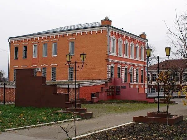 Новозыбков брянская область. Новозыбков красная. Театр новозыбков. Площадь октябрьской революции дом 5 новозыбков. Загс города новозыбкова.
