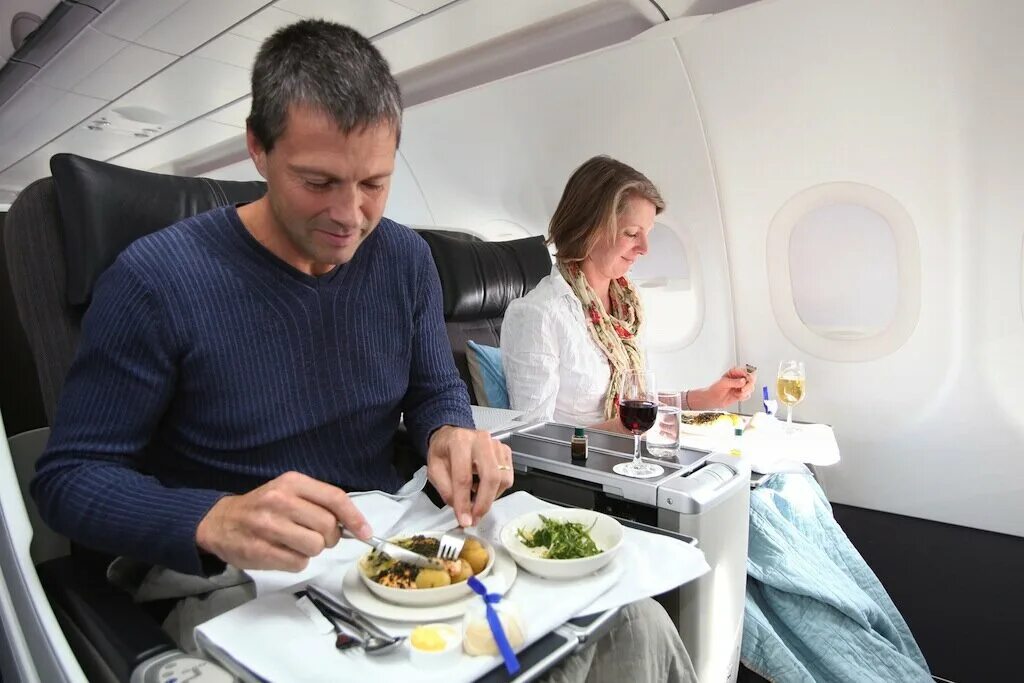 Как раз и можно получить. Перекус в самолет. Еда в самолете. Еда с собой в самолет. Перекус в самолет с собой.