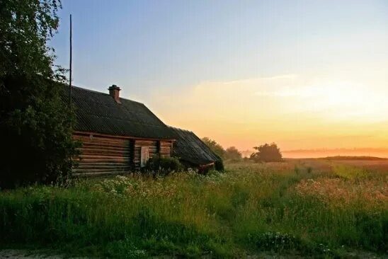 Домик на самой окраине песня. Домик на окраине. Домик на окраине деревни. Деревенский дом на окраине. Окраина деревни.