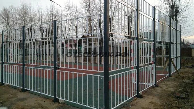 Площадка из профильной трубы. Ограждение спортивной площадки. забор для спортивной площадки. ограждение спортплощадки из профильной трубы. сварное ограждение спортивной площадки.