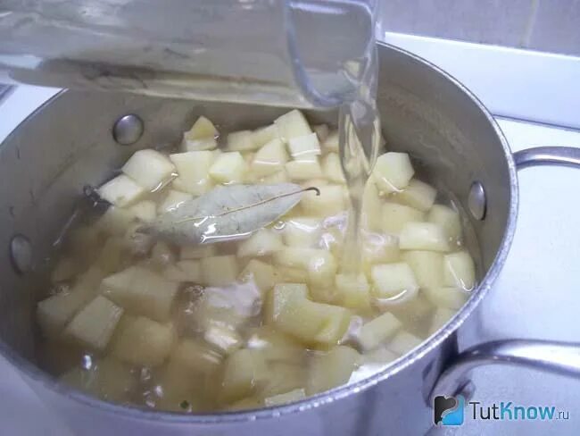 Картошка с бульоном. Картофельный бульон рецепт. Белые шарики в супе. Куриный бульон с картошкой. Картофельный бульон рецепт.