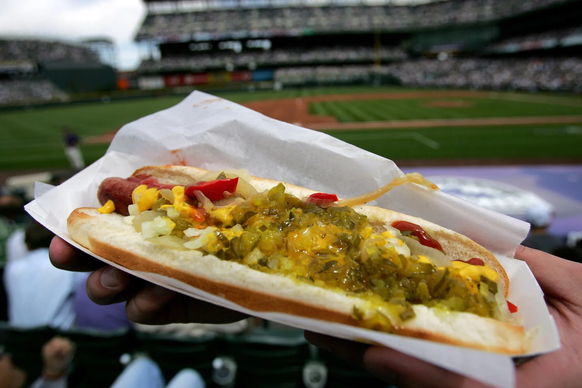 Еда на стадионе. Хот дог сэндвич. Хот доги на стадионе. Хот доги в США на стадионах.