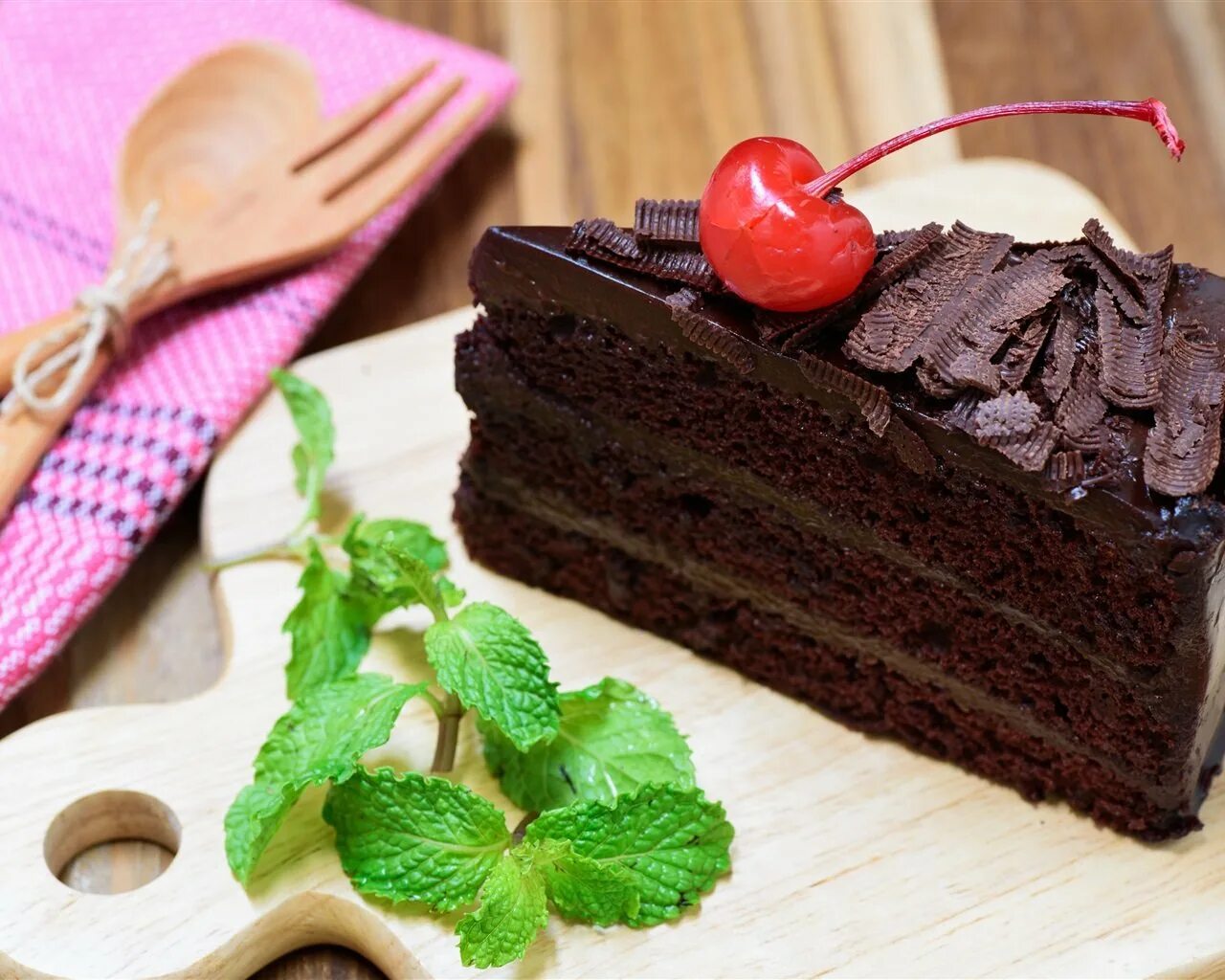 огромный кусок торта