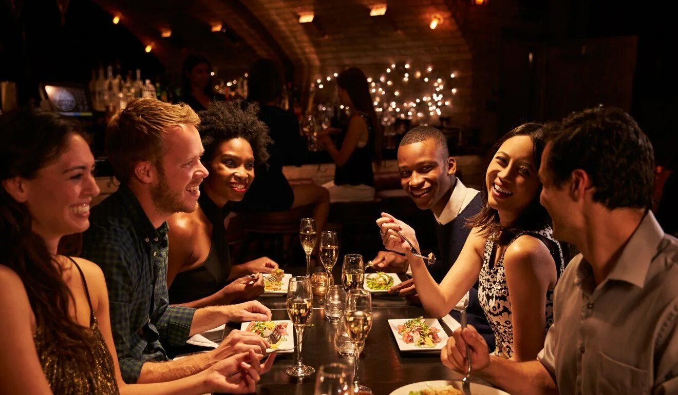 I had dinner with them. Друзья и встречи. Люди в ресторане. Ресторан с посетителями. Ужин в ресторане компания.