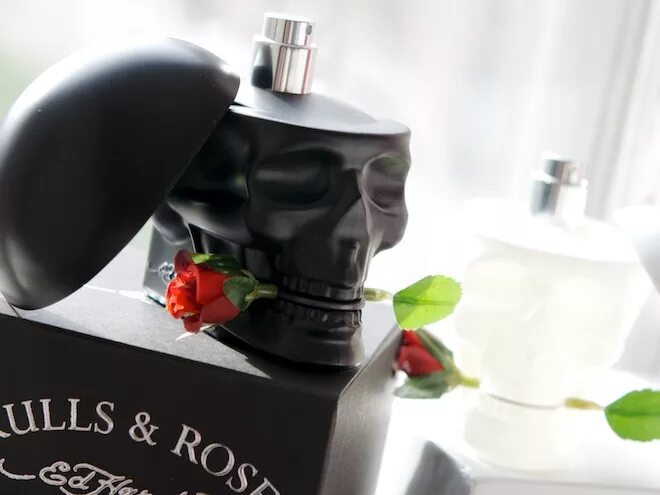 Эд Харди духи. Skulls and Roses духи. Парфюм с черепом. Духи череп розовый