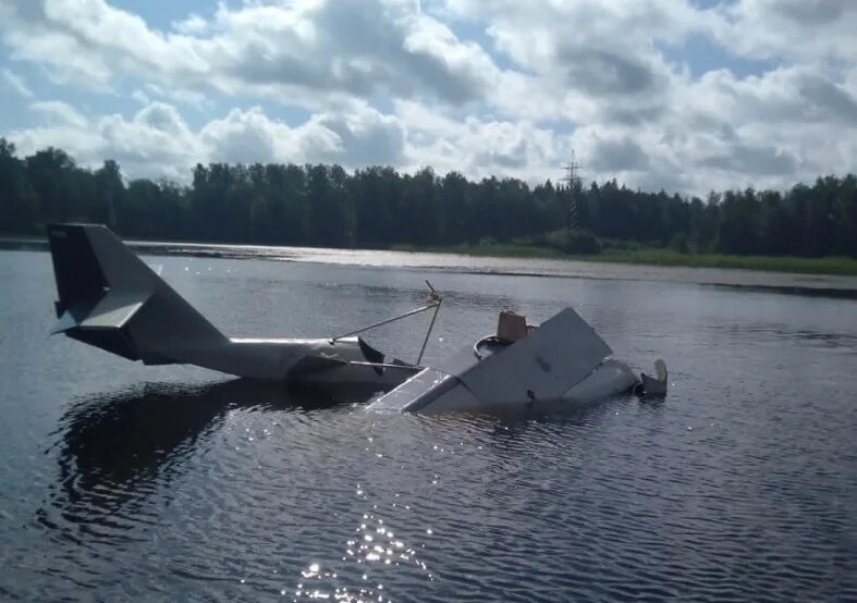 Самолет посадили на воду. Самолет который приземляется на воду. посадка самолета на воду. самолет ладога. гидроплан упал.