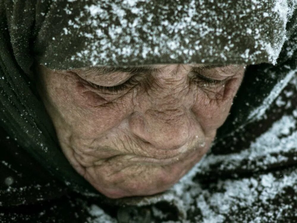 Почему плачет бабушка. Бабка плачет. Нищенка бабушка. Старуха плачет. Пожилая женщина плачет.