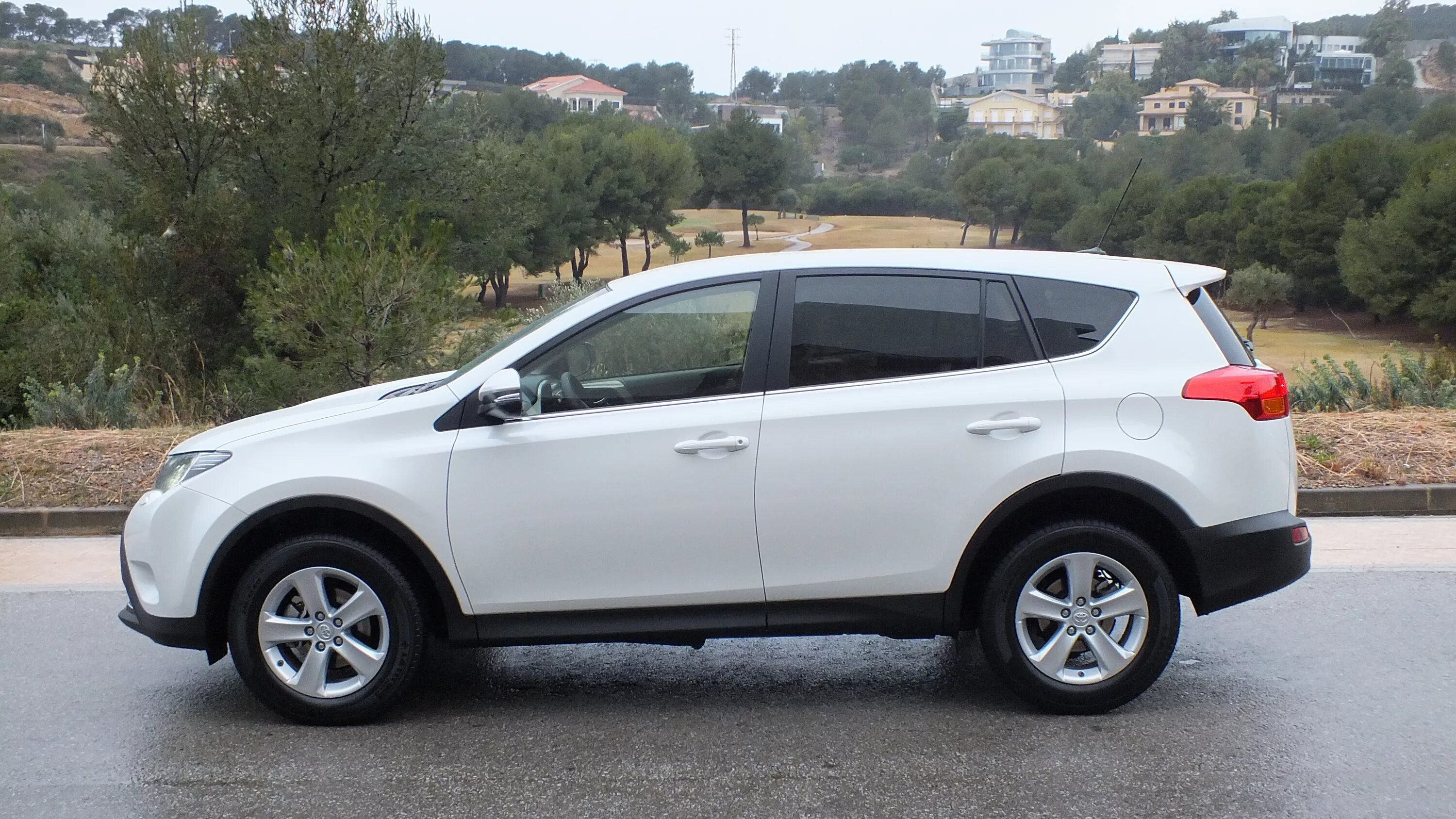 Рав 4 башкирии. Тойота рав 4 2013 белый. toyota rav4 сбоку. toyota rav4 xa50. тойота рав 4 белая сбоку.