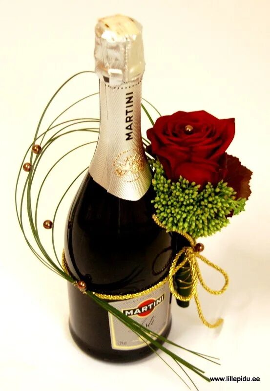 Шампанское и розы 22 экстра. Мартини Асти. Бутылка шампанского. Букет с шампанским. Украшение бутылок цветами.