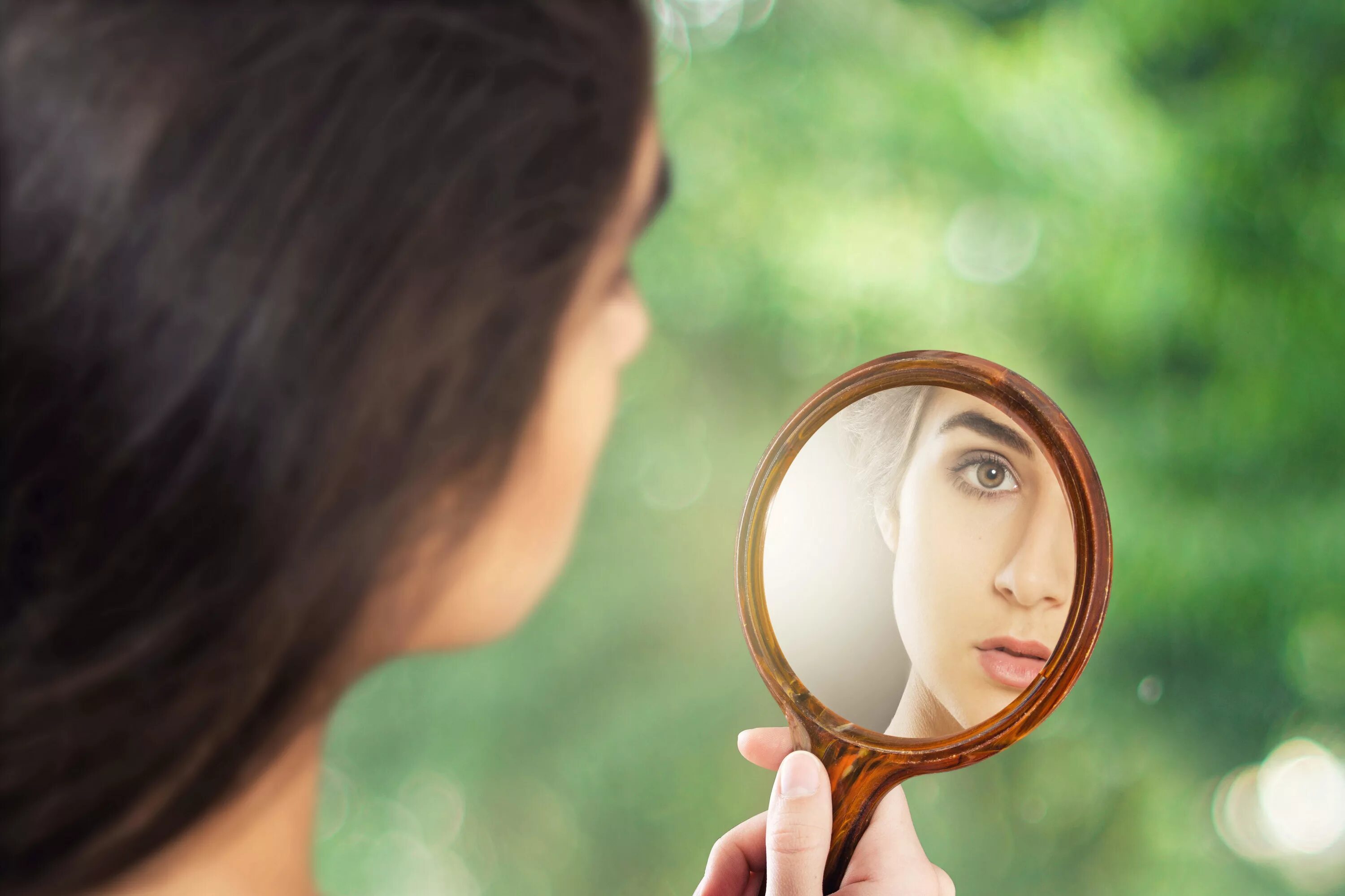 Отражение в зеркале. Женщина смотрится в зеркало. Девушка в зеркале. Человек смотрится в зеркало. Reflection woman