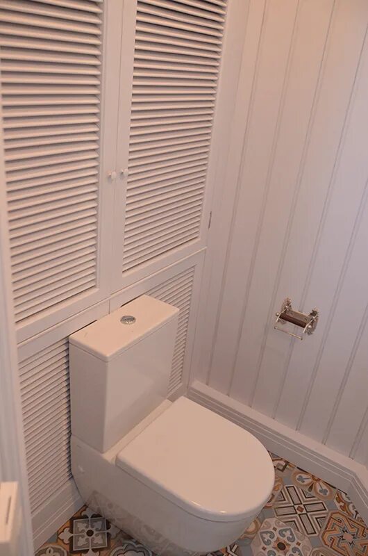 Дверца в туалете купить. Дверцы жалюзийные деревянные в туалете. Двери жалюзийные деревянные в туалет. Жалюзийные дверцы в туалете.