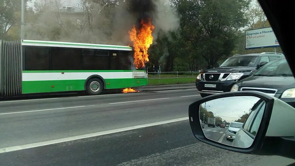 Автобус рейсовый горящий. Автобус горит Мосгортранс.