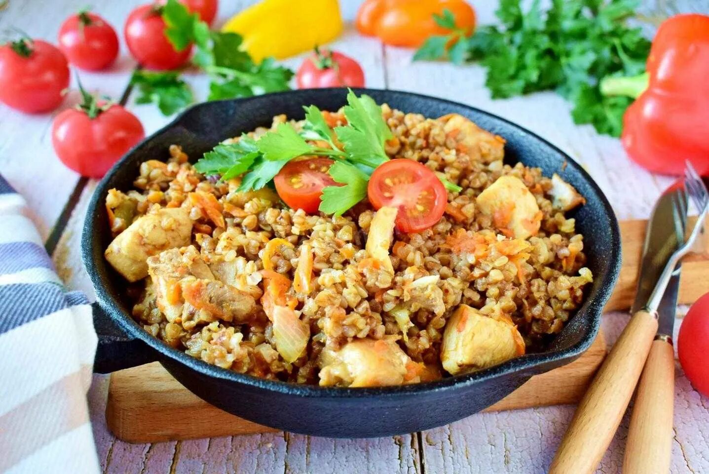Рецепт гречка куриная. Гречка по-купечески с курицей. гречка по-купечески с курицей на сковороде. гречка по-купечески с овощами. гречка по купечески с грибами.