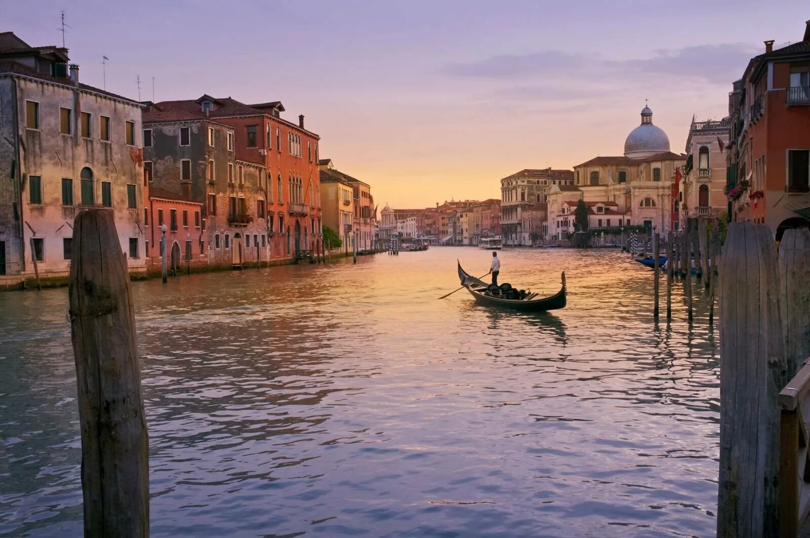 Италия гондольеры. Италия Венеция гондолы. Венеция каналы гондолы. Гранд канал Италия гондолы.