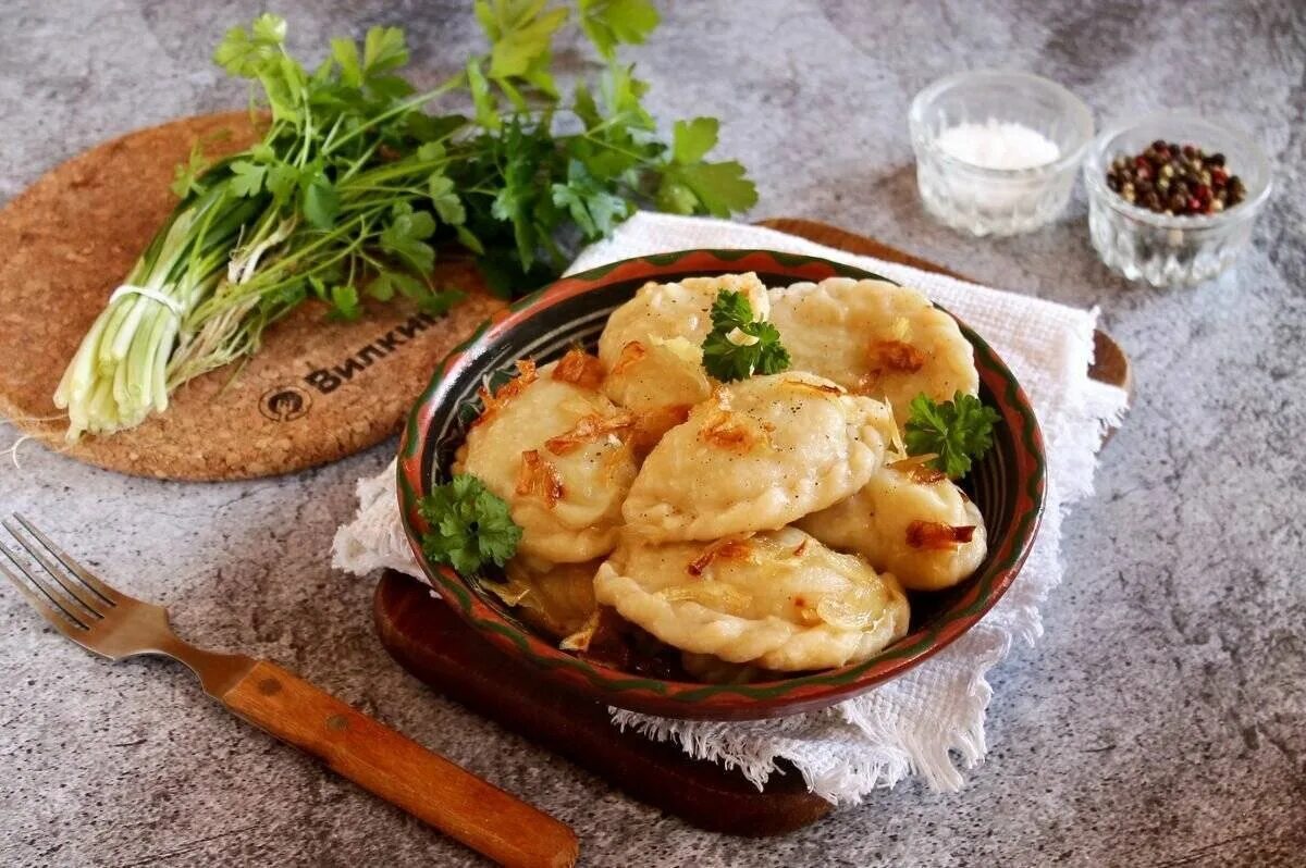 Вареники с картошкой. Вареники с картофелем. Вареники с картошкой и жареным луком. Украинская кухня. Ужин в пост рецепты