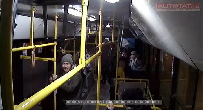 ситуация в автобусе. автобус хулиган. орущие люди в автобусе. автобус хулиган. двухэтажный автобус в кирове.