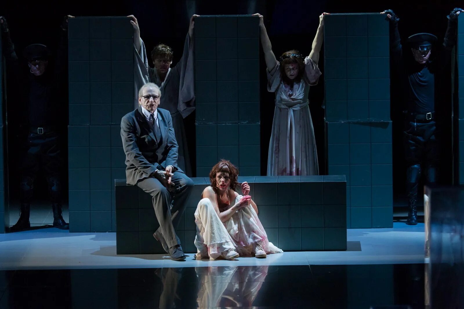 Спектакль алиса тюз. Алиса красноярский тюз. Алиса красноярский тюз. Тюз алиса в стране чудес красноярск. Алиса красноярский тюз.