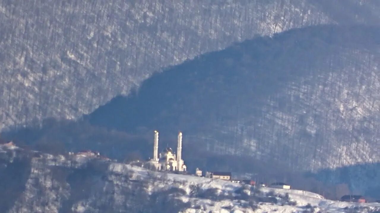 Снег в чечне. Беной зима чечня. вид из окна чечня горы. зима в горах чечни с мечетью. снег в горах чечни.