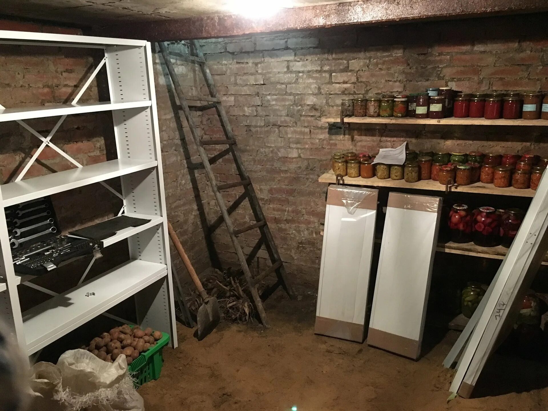 Подвал 6 3. Стеллажи в подвале гаража. стеллажи в погреб. стеллажи в погреб в гараже. полки в подвале.