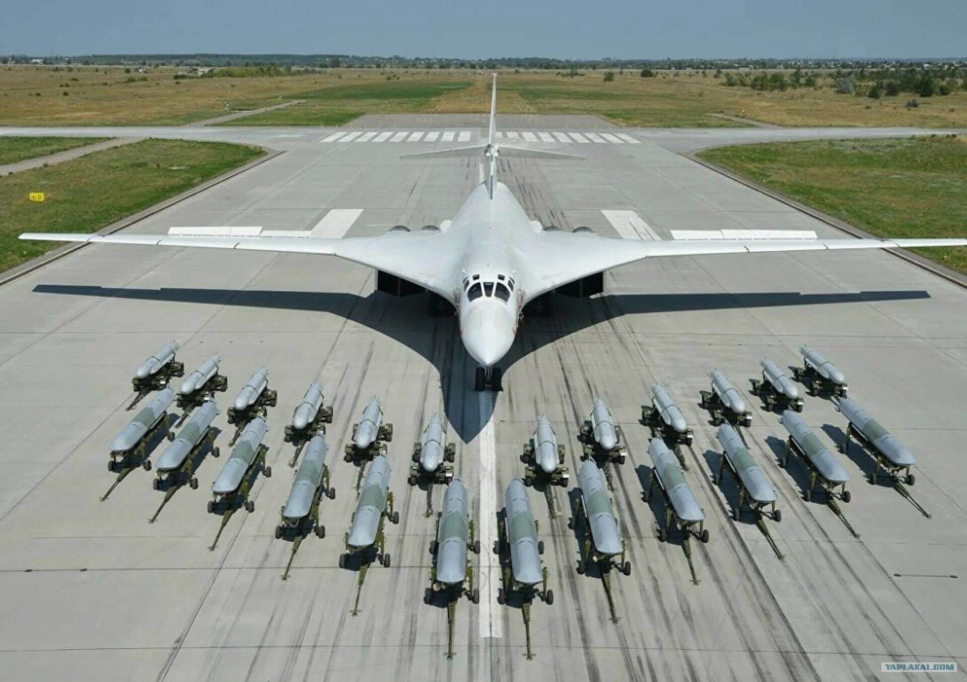 Ту 160м сколько. Бомбардировщик белый лебедь ту 160. Ту-160м белый лебедь. Ту-160м. Стратегический ракетоносец ту-160 белый лебедь.