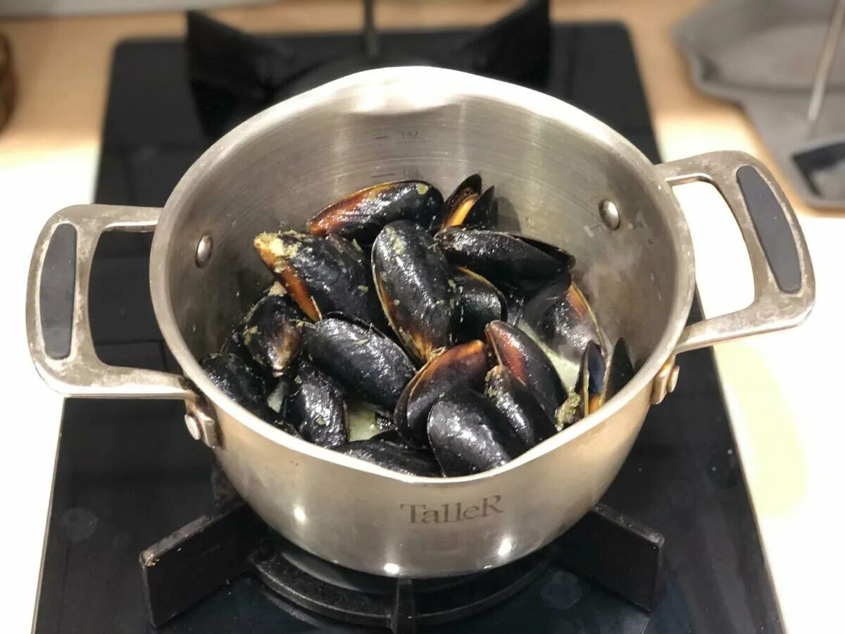 Мидии свежемороженые. Мидии полуфабрикат. Морепродукты в кастрюле. Мидии вареные замороженные. Мидии.