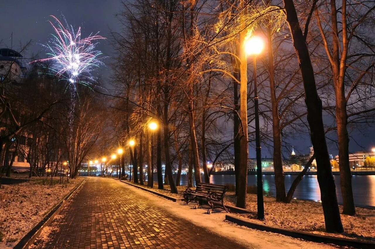 В марте день с ночью. Екатеринбург ноябрь парк.