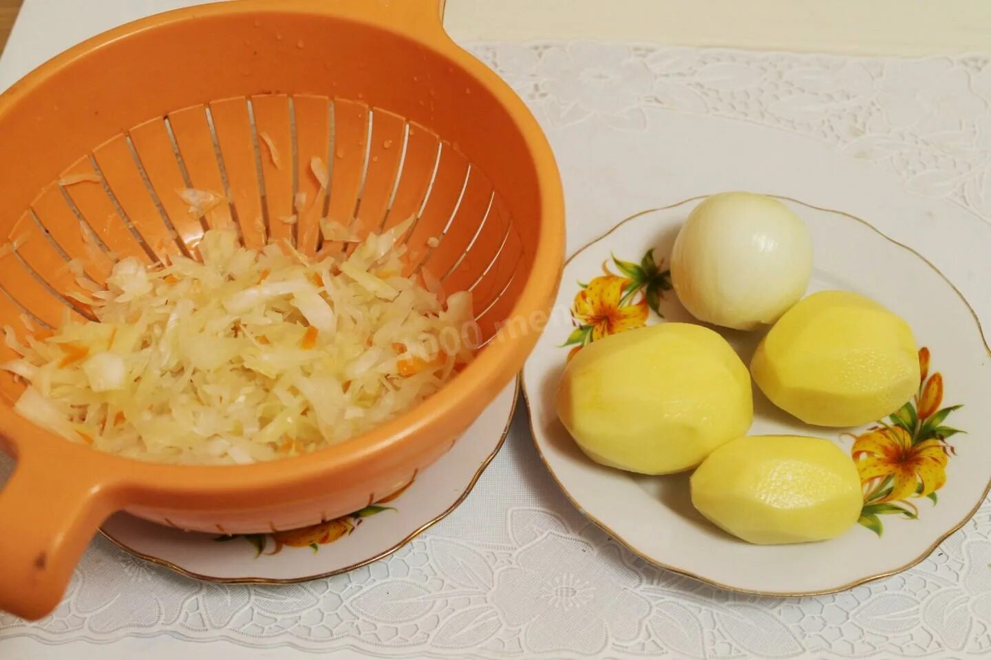 Как приготовить картошку с квашеной капустой. Картошка с квашеной капустой. картошка с квашеной капустой тушеная. картошечка с капустой квашеной. блюдо из квашеной капусты и картошки.