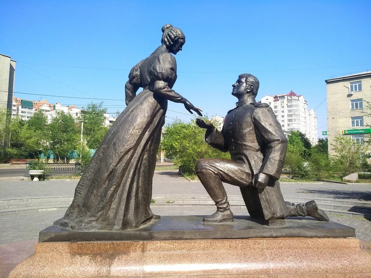 Скульптура любовь и верность Чита. Памятник женам Декабристов в Чите. Памятник любви и верности. Сквер любви и верности Чита скульптура. Памятники любви верности в омске