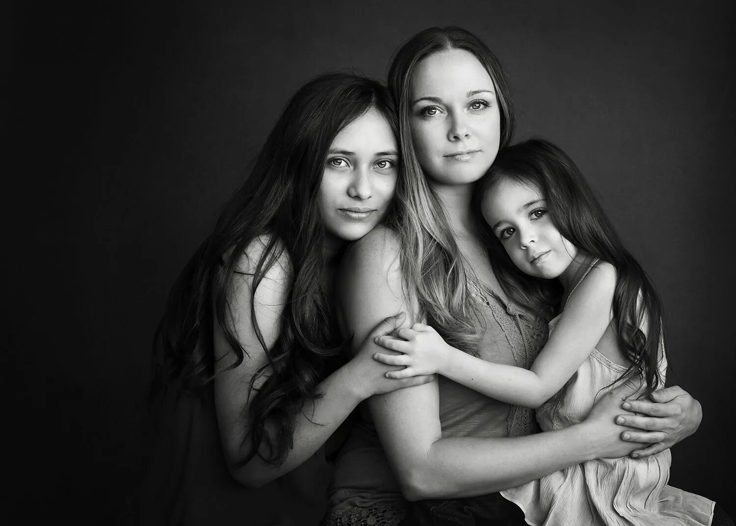 Tiny daughters. Фотопортрет семьи. Групповой фотопортрет. Семейная Портретная фотосессия. Семейный фотопортрет в студии.