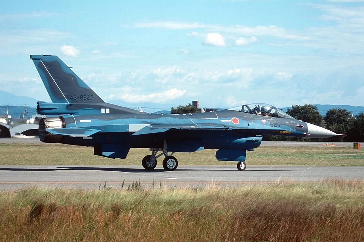 Mitsubishi f. Mitsubishi f-2. Японский истребитель Mitsubishi f2. Mitsubishi f-2 и f-16. Mitsubishi f-2a кабина.