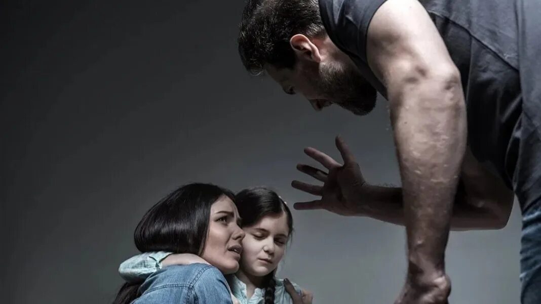 Женщины жертвы домашнего насилия. Насилие в семье над детьми. Насилие в семье над женщиной. Эстетика муж бьет жену. Подвергаться домашнему насилию.
