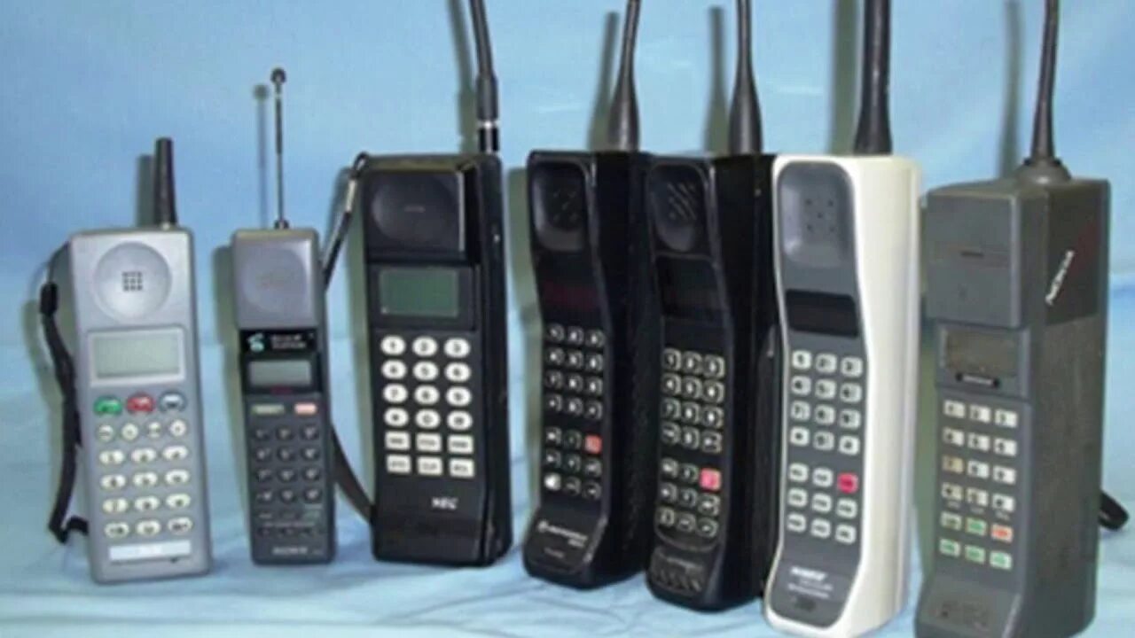 Телефон 1995 года. Моторола радиотелефон 80-х. Радиотелефон аналоговый Panasonic 90-х. Радиотелефон 90 х нокиа. Радиотелефон Panasonic 90х.