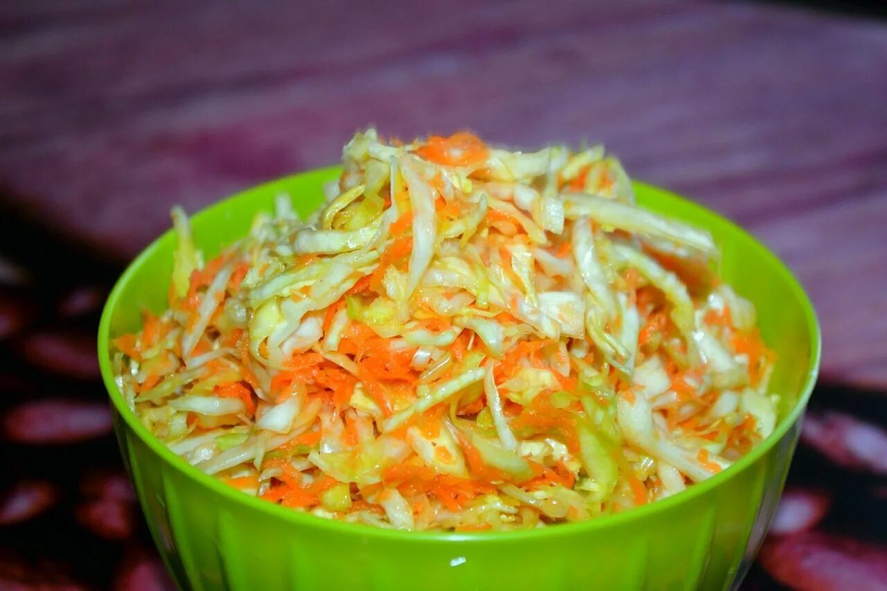 Капуста свежая с морковкой. Салат витаминный. Салат из белокочанной капусты. Салат из капусты с морковью. Капуста свежая с морковкой.