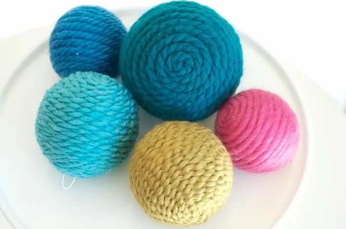 Шар из шерстяных ниток. Венок из клубков пряжи. Шары из ниток и клея. Шарик из ниток и клея. Шары из ниток для декора.