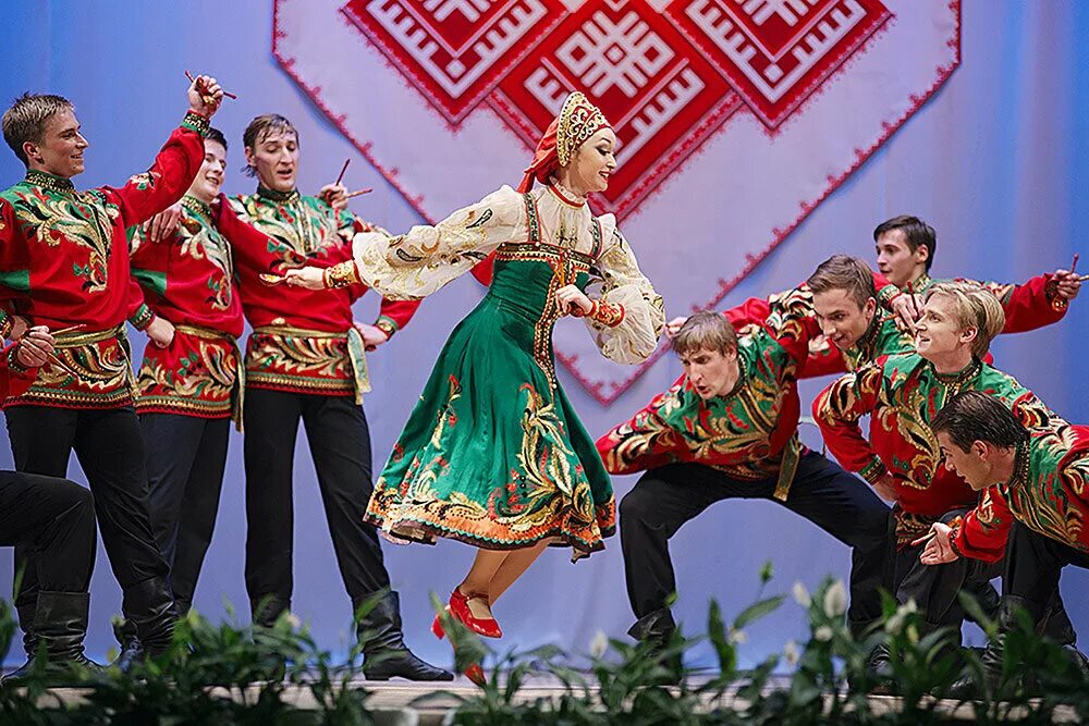 Танцы народа видео. Народные танцы. Русский танец. Национальные танцы. Русские народные пляски.