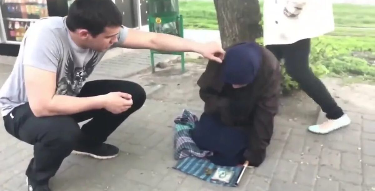 Разоблачение попрошаек. Стримеры попрошайки. Разоблачение нищих. Разоблачение нищих. Девушки попрошайки в метро.