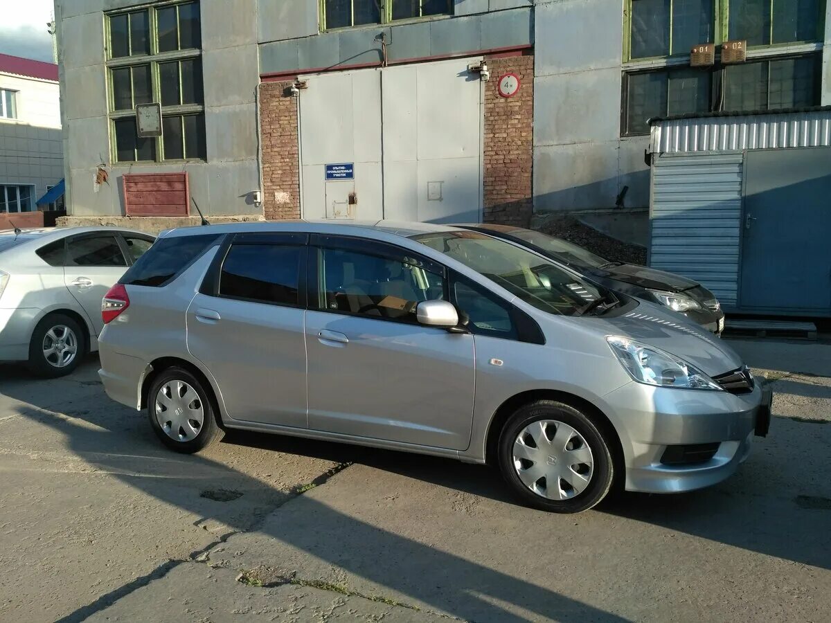 Фит шаттл 2011 год. Honda Fit Shuttle 2011. Хонда фит шаттл 2010. Хонда фит шаттл 2011. Хонда фит шаттл 2011 белый.