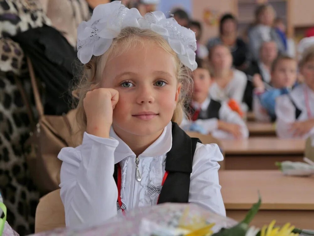 1 сентября 1 класс девочка. Первоклассники. первоклассница в школе. красивые первоклашки. девочки в школе.