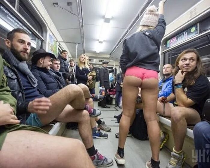 Мужчина без штанов. No Pants Subway Ride Москва. В метро без штанов.