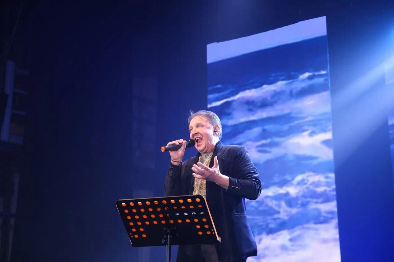 Александр градский молодой 1999. Александр градский голос 2021. Шоу голос оглянись незнакомый прохожий. Градский и фартышева. Александр градский 2003.